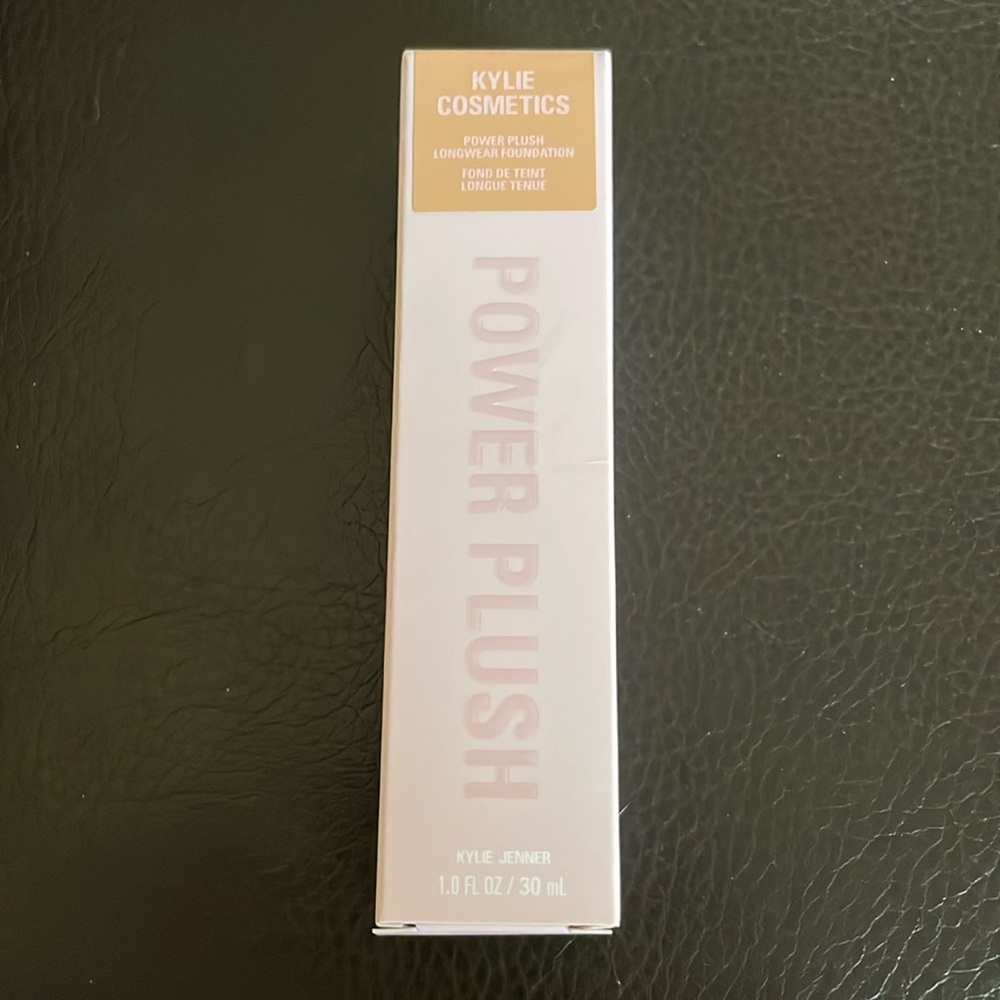 Kylie Cosmetics Powder Plush Longwear Foundation